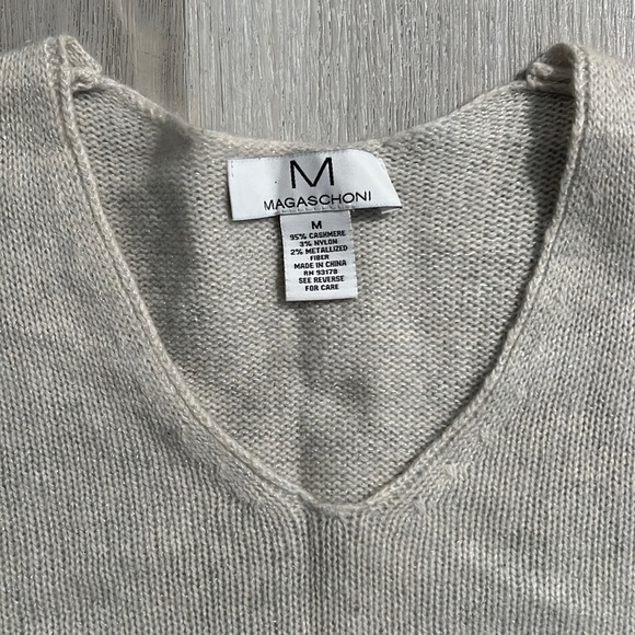 🤍Cashmere Sweater - Picture 2 of 3